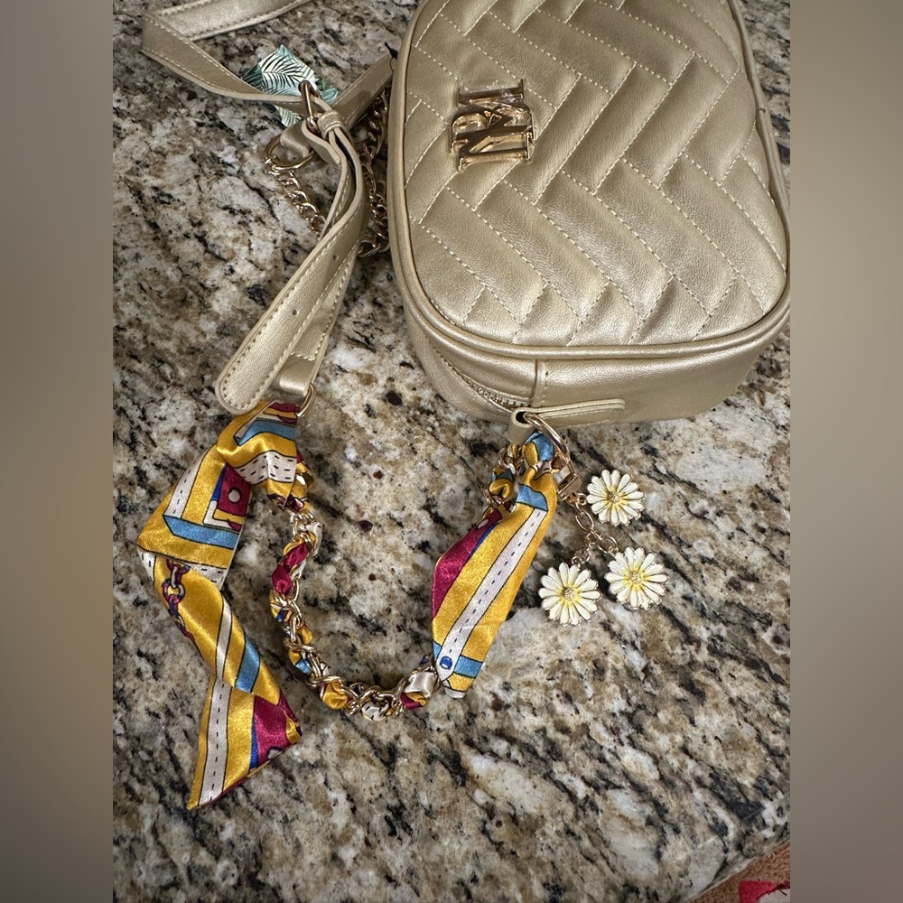 Badgley Mischka Gold Quilted Crossbody/ Camera Bag🎉🎉Host Pick✨✨ - Picture 4 of 11